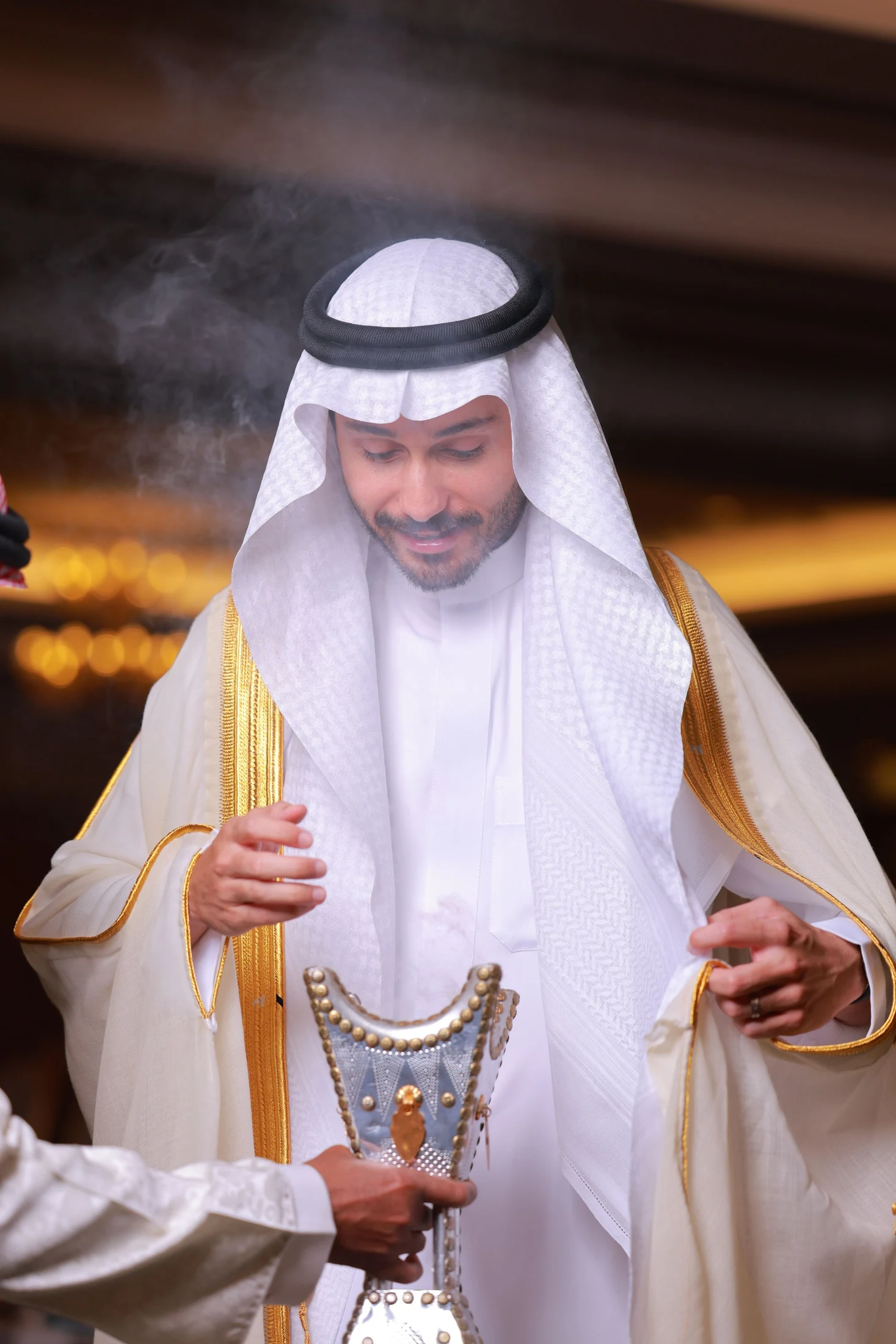 ضيف يتعطر بالبخور